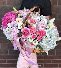 Композиция солнечный день в Киришах Цветочная композиция из Розы, Хризантемы, Пионы и Лизиантусы в корзине в Киришах