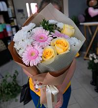 Букет цветов из:  Герберы, Розы и Хризантемы в Киришах