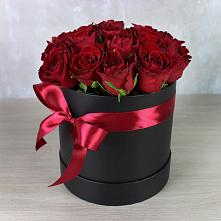 Цветочная композиция из Розы в шляпной коробке в Киришах