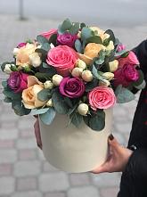 Цветочная композиция из Розы в шляпной коробке в Киришах